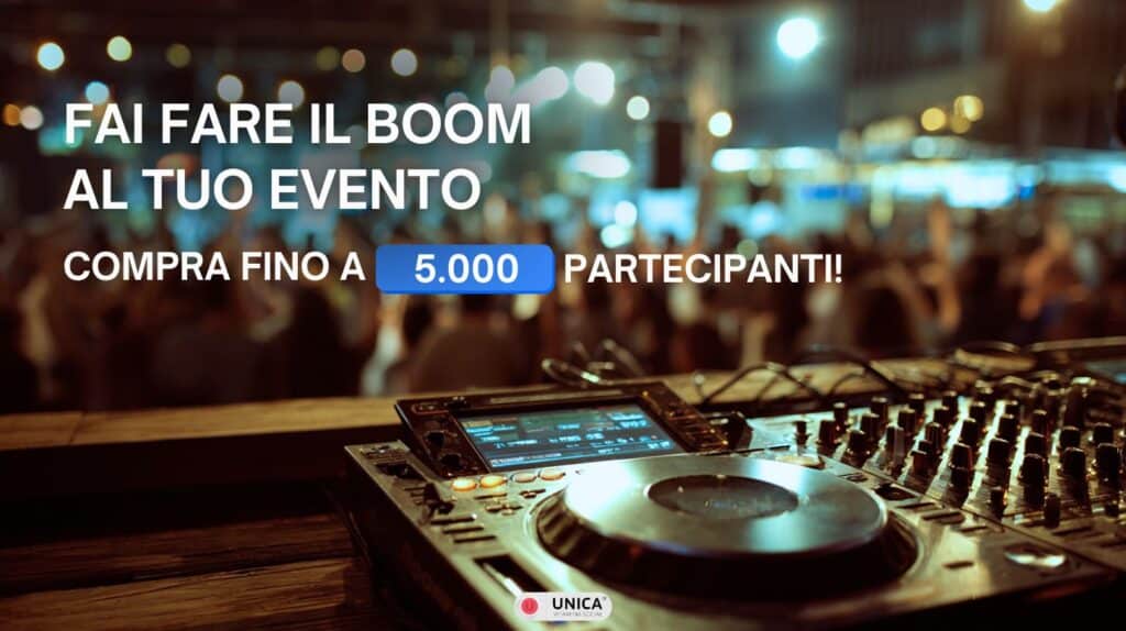 Console DJ evento con folla sfocata sullo sfondo e testo “fai fare boom al tuo evento. Compra fino a 5.000 partecipanti